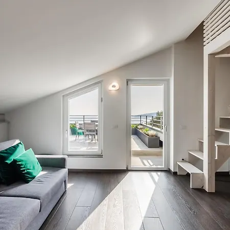 - Attico Vista Mare Con Terrazza E Piscina Apartman Rapallo