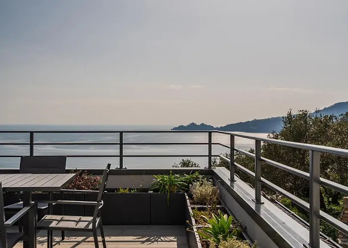 - Attico Vista Mare Con Terrazza E Piscina Apartment