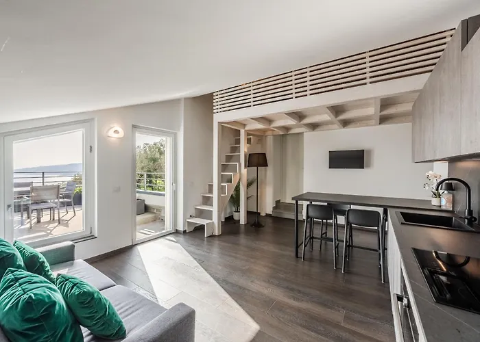 - Attico Vista Mare Con Terrazza E Piscina Apartment *