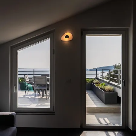 - Attico Vista Mare Con Terrazza E Piscina Apartmán