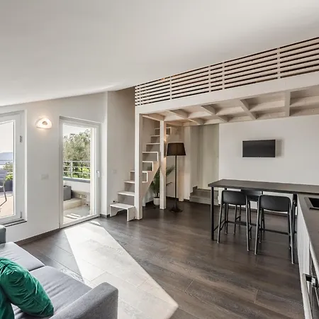 - Attico Vista Mare Con Terrazza E Piscina Apartmán *