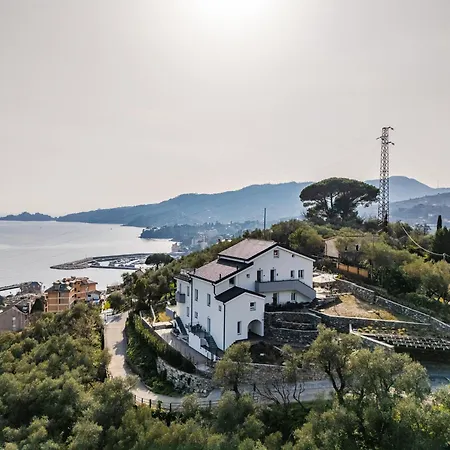 - Attico Vista Mare Con Terrazza E Piscina Lägenhet
