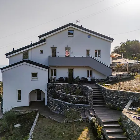 - Attico Vista Mare Con Terrazza E Piscina Lägenhet
